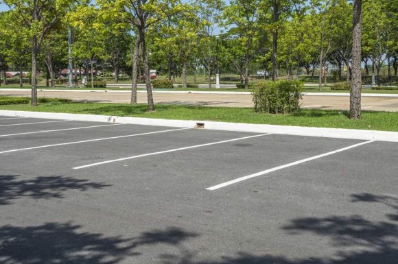 Paysagiste professionnel pour la création d'espaces verts sur un parking de mairie